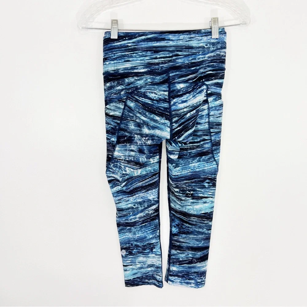 Lululemon Fast and Free Crop in Shorelines Multi Blue Size 4